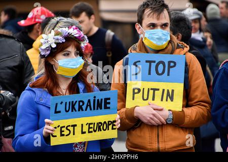 Marseille, Frankreich. 12. März 2022. Die Demonstranten halten während der Demonstration Plakate, auf denen ihre Meinung zum Ausdruck kommt. Ukrainer aus Frankreich und ihre Anhänger demonstrierten in den Straßen von Marseille gegen die russische Invasion in der Ukraine. Kredit: SOPA Images Limited/Alamy Live Nachrichten Stockfoto