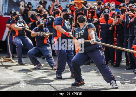 Quezon City. 14. März 2022. Feuerwehrfrauen nehmen am 14. März 2022 an den Olympischen Spielen der Feuerwehrfrauen im philippinischen Büro für Brandschutz-National Capital Region (BFP-NCR) in Quezon City, Philippinen, Teil. Das philippinische Bureau of Fire Protection (BFP) veranstaltete im Rahmen der Einhaltung des National Women's Month und des Fire Prevention Month die Olympischen Spiele für Feuerwehrmänner, um die Fähigkeiten ihrer weiblichen Mitarbeiter in den Bereichen Feuerlöschung, Notfallreaktion und Rettungsfähigkeiten unter Beweis zu stellen. Quelle: Rouelle Umali/Xinhua/Alamy Live News Stockfoto