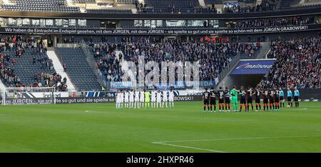 Stadt Frankfurt, Deutschland. 13. Mär, 2022. firo: 03/13/2022 Fuvuball, Fußball 1. Bundesliga, Saison 2021/2022, Eintracht Frankfurt - VfL Bochum Schweigeminute in Memory of Jvºrgen Grabowski Credit: dpa/Alamy Live News Stockfoto