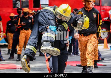 Quezon City. 14. März 2022. Feuerwehrfrauen nehmen am 14. März 2022 an den Olympischen Spielen der Feuerwehrfrauen im philippinischen Büro für Brandschutz-National Capital Region (BFP-NCR) in Quezon City, Philippinen, Teil. Das philippinische Bureau of Fire Protection (BFP) veranstaltete im Rahmen der Einhaltung des National Women's Month und des Fire Prevention Month die Olympischen Spiele für Feuerwehrmänner, um die Fähigkeiten ihrer weiblichen Mitarbeiter in den Bereichen Feuerlöschung, Notfallreaktion und Rettungsfähigkeiten unter Beweis zu stellen. Quelle: Rouelle Umali/Xinhua/Alamy Live News Stockfoto