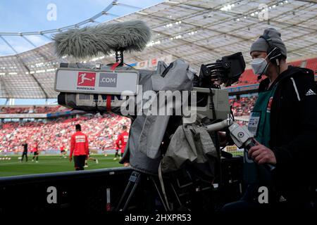 Leverkusen/Deutschland. 13.. März 2022, Spielfilm, TV-Kameramann im Stadion bei der Arbeit, Fußball 1. Bundesliga, Spieltag 26., Bayer 04 Leverkusen (LEV) - FC Köln (K) 0: 1, am 13.. März 2022 in Leverkusen/Deutschland. #Die DFL-Vorschriften verbieten die Verwendung von Fotos als Bildsequenzen und/oder quasi-Video # Â Stockfoto