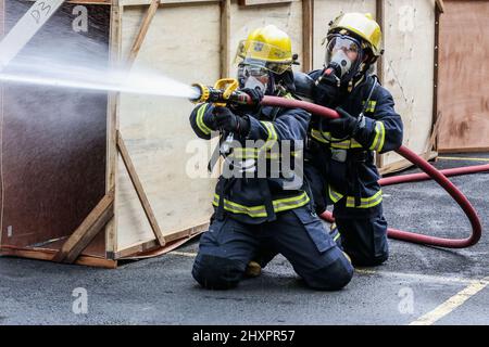 Quezon City. 14. März 2022. Feuerwehrfrauen nehmen am 14. März 2022 an den Olympischen Spielen der Feuerwehrfrauen im philippinischen Büro für Brandschutz-National Capital Region (BFP-NCR) in Quezon City, Philippinen, Teil. Das philippinische Bureau of Fire Protection (BFP) veranstaltete im Rahmen der Einhaltung des National Women's Month und des Fire Prevention Month die Olympischen Spiele für Feuerwehrmänner, um die Fähigkeiten ihrer weiblichen Mitarbeiter in den Bereichen Feuerlöschung, Notfallreaktion und Rettungsfähigkeiten unter Beweis zu stellen. Quelle: Rouelle Umali/Xinhua/Alamy Live News Stockfoto