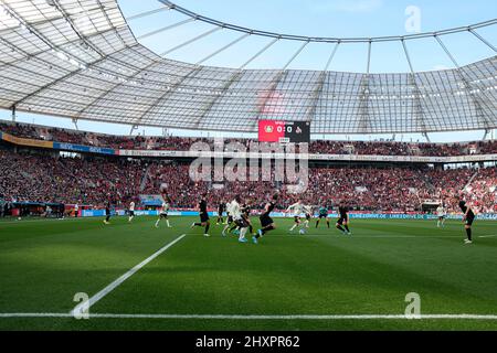 Leverkusen/Deutschland. 13.. März 2022, Feature, Spielszene in der BayArena, Übersicht, Action, Florian WIRTZ (LEV) über den Ballfußball 1. Bundesliga, Spieltag 26., Bayer 04 Leverkusen (LEV) - FC Köln (K) 0: 1, am 13.. März 2022 in Leverkusen. #Die DFL-Vorschriften verbieten die Verwendung von Fotos als Bildsequenzen und/oder quasi-Video # Â Stockfoto