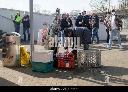 Leverkusen/Deutschland. 13.. März 2022, Feature, Flaschensammler vor dem Stadion, Fußball 1. Bundesliga, Spieltag 26., Bayer 04 Leverkusen (LEV) - FC Köln (K) 0: 1, am 13.. März 2022 in Leverkusen. #Die DFL-Vorschriften verbieten die Verwendung von Fotos als Bildsequenzen und/oder quasi-Video # Â Stockfoto