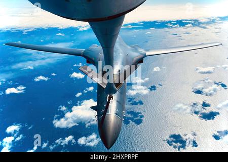 Ein B-1B Lancer des Bombenflügels 28., Luftwaffenbasis Ellsworth, South Dakota, erhält während einer Trainingsmission für die Bomber Task Force Europe über England, 11. Mai 2020, Treibstoff von einem KC-135 Stratotanker des 100. Air Betankungsflügels, RAF Mildenhall, England. Bomber Task Force-Missionen sollen das Engagement der USA für die kollektive Verteidigung des NATO-Bündnisses demonstrieren und sind ein sichtbarer Beweis für die Fähigkeit der USA zur erweiterten Abschreckung. (USA Foto der Luftwaffe von Staff Sgt. Kelly O’Connor) Stockfoto