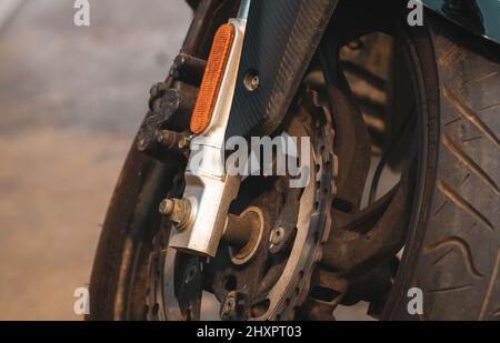 Nahauflagebremse des Motorrads. Motorradzubehör. Aluminiumlegierung Rad von schmutzigen Motorrad. Mag Räder von alten Motorrad. Performance-Rad Stockfoto