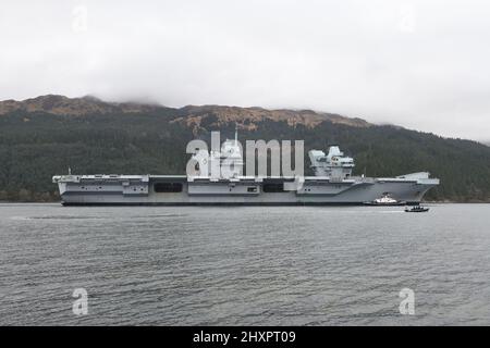 14., März 2022. Glenmallan, Schottland, Großbritannien. HMS Queen Elizabeth besucht Glenmallan auf Loch Long bei einem Logistikbesuch und um die Schulung fortzusetzen. GPS-Betrieb und Einschränkungen des Luftraums sind gegeben, da das Schiff in höchster Alarmbereitschaft ist. Stockfoto