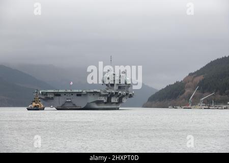 14., März 2022. Glenmallan, Schottland, Großbritannien. HMS Queen Elizabeth besucht Glenmallan auf Loch Long bei einem Logistikbesuch und um die Schulung fortzusetzen. GPS-Betrieb und Einschränkungen des Luftraums sind gegeben, da das Schiff in höchster Alarmbereitschaft ist. Stockfoto