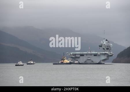 14., März 2022. Glenmallan, Schottland, Großbritannien. HMS Queen Elizabeth besucht Glenmallan auf Loch Long bei einem Logistikbesuch und um die Schulung fortzusetzen. GPS-Betrieb und Einschränkungen des Luftraums sind gegeben, da das Schiff in höchster Alarmbereitschaft ist. Stockfoto