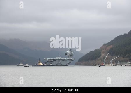 14., März 2022. Glenmallan, Schottland, Großbritannien. HMS Queen Elizabeth besucht Glenmallan auf Loch Long bei einem Logistikbesuch und um die Schulung fortzusetzen. GPS-Betrieb und Einschränkungen des Luftraums sind gegeben, da das Schiff in höchster Alarmbereitschaft ist. Stockfoto