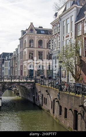 Utrecht, Niederlande, 13. März 2022: Malerische Szene im Herzen der Altstadt mit historischen Häusern und einer Brücke über die Oude Gracht (Alt Stockfoto