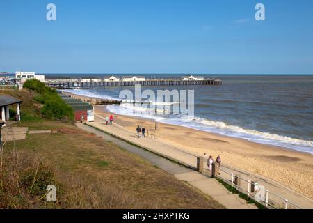 Promenade, Strand und Pier von der North Parade, Southwold, Suffolk, England, Großbritannien Stockfoto