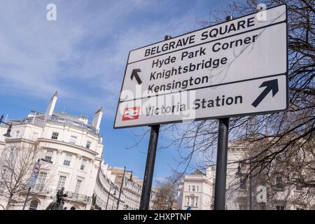 Belgrave Square in Knightsbridge, am 14.. März 2022, in London, England. Die Kampagnengruppe „Transparency International“ sagt, dass geschätzte 1,5bn £von britischen Immobilien über die City of London, den Finanzbezirk der britischen Hauptstadt, mit verdächtigen Mitteln aus Russland ausgegeben wurden. Stockfoto