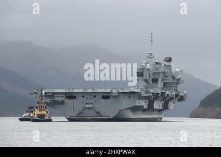 14., März 2022. Glenmallan, Schottland, Großbritannien. HMS Queen Elizabeth besucht Glenmallan auf Loch Long bei einem Logistikbesuch und um die Schulung fortzusetzen. GPS-Betrieb und Einschränkungen des Luftraums sind gegeben, da das Schiff in höchster Alarmbereitschaft ist. Stockfoto