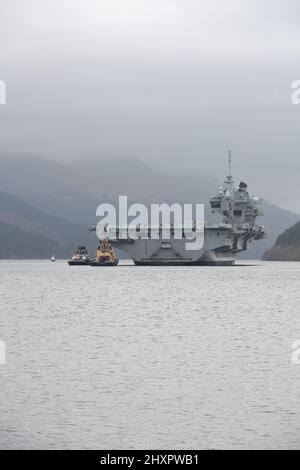 14., März 2022. Glenmallan, Schottland, Großbritannien. HMS Queen Elizabeth besucht Glenmallan auf Loch Long bei einem Logistikbesuch und um die Schulung fortzusetzen. GPS-Betrieb und Einschränkungen des Luftraums sind gegeben, da das Schiff in höchster Alarmbereitschaft ist. Stockfoto