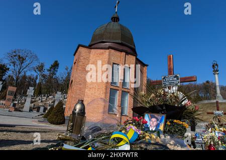 Vulka, Ukraine. 13. März 2022. Die Gräber ukrainischer Soldaten, die in der aktuellen Kriegskrise auf dem Lytschakiv-Friedhof getötet wurden. Trotz der internationalen Verurteilung der russischen Invasion steigt die Zahl der Todesopfer in der Kriegskrise weiter an, wie der ukrainische Präsident Wolodymyr Zelenskyy sagte, dass bei der Aktion am Samstag, dem 12. März 2022, 1.300 Soldaten getötet wurden. Kredit: SOPA Images Limited/Alamy Live Nachrichten Stockfoto