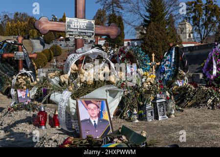 Vulka, Ukraine. 13. März 2022. Die Gräber ukrainischer Soldaten, die in der aktuellen Kriegskrise auf dem Lytschakiv-Friedhof getötet wurden. Trotz der internationalen Verurteilung der russischen Invasion steigt die Zahl der Todesopfer in der Kriegskrise weiter an, wie der ukrainische Präsident Wolodymyr Zelenskyy sagte, dass bei der Aktion am Samstag, dem 12. März 2022, 1.300 Soldaten getötet wurden. Kredit: SOPA Images Limited/Alamy Live Nachrichten Stockfoto