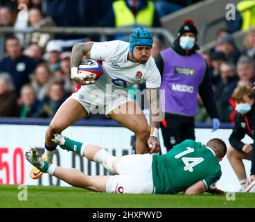 LONDON, ENGLAND - 12. MÄRZ: Jack Nowell aus England (Blue hat) während des Guinness Six Nations-Spiels zwischen England und Irland im Twickenham Stadium Stockfoto