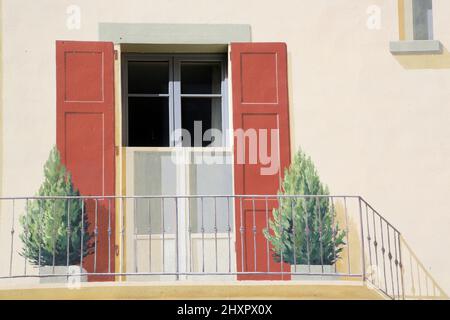 Fresque murale sur la façade d'un immeuble. Atelier Fresqu'île. Monique Bedin-Hamelin. (1946-2014). Saint-Gervais-les-Bains. Haute-Savoie. Auvergne-Rh Stockfoto