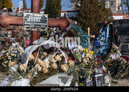 Vulka, Ukraine. 13. März 2022. Die Gräber ukrainischer Soldaten, die in der aktuellen Kriegskrise auf dem Lytschakiv-Friedhof getötet wurden. Trotz der internationalen Verurteilung der russischen Invasion steigt die Zahl der Todesopfer in der Kriegskrise weiter an, wie der ukrainische Präsident Wolodymyr Zelenskyy sagte, dass bei der Aktion am Samstag, dem 12. März 2022, 1.300 Soldaten getötet wurden. (Foto von Alex Chan Tsz Yuk/SOPA Images/Sipa USA) Quelle: SIPA USA/Alamy Live News Stockfoto