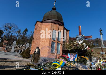 Vulka, Ukraine. 13. März 2022. Die Gräber ukrainischer Soldaten, die in der aktuellen Kriegskrise auf dem Lytschakiv-Friedhof getötet wurden. Trotz der internationalen Verurteilung der russischen Invasion steigt die Zahl der Todesopfer in der Kriegskrise weiter an, wie der ukrainische Präsident Wolodymyr Zelenskyy sagte, dass bei der Aktion am Samstag, dem 12. März 2022, 1.300 Soldaten getötet wurden. (Foto von Alex Chan Tsz Yuk/SOPA Images/Sipa USA) Quelle: SIPA USA/Alamy Live News Stockfoto