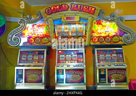 Eine Spielhalle an der Strandpromenade von Worthing Stockfoto