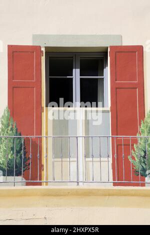 Fresque murale sur la façade d'un immeuble. Atelier Fresqu'île. Monique Bedin-Hamelin. (1946-2014). Saint-Gervais-les-Bains. Haute-Savoie. Auvergne-Rh Stockfoto