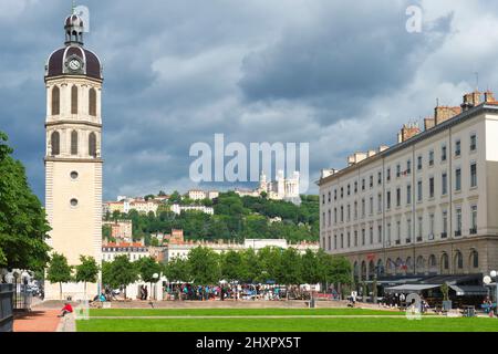 Glockenturm der ehemaligen Hôpital de La Charité und Basilika Notre-Dame de Fourvière auf der Spitze des Hügels, Lyon, Rhône-Alpes, Frankreich Stockfoto