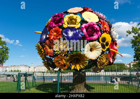 Metallische Blume Baum aus dem koreanischen Künstler Choi Jeong-hwa auf der Rhone Banken, für die redaktionelle Nutzung nur, Lyon, Rhône-Alpes, Frankreich Stockfoto