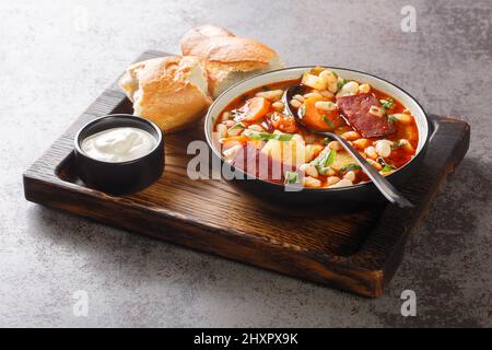 Ungarische Gulaschsuppe mit Bohnen, Fleisch und Gemüse aus der Nähe in einer Schüssel auf dem Tisch. Horizontal Stockfoto