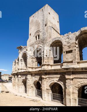 Blick auf die riesigen Mauern des berühmten Arena in Arles, Frankreich Stockfoto