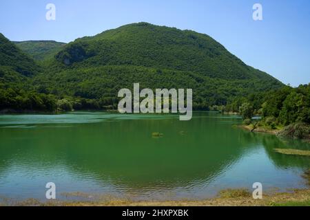 Blick auf den Turano-See, in der Provinz Rieti, Latium, Italien, im Sommer Stockfoto