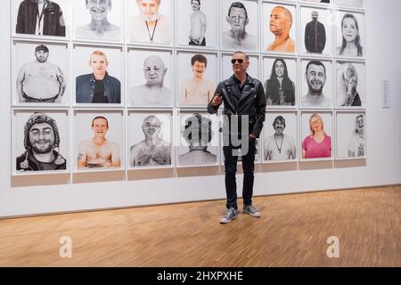 Hagen, Deutschland. 14. März 2022. Bryan Adams, kanadischer Musiker, steht vor seiner Fotoserie „Obdachlos“ im Osthaus Museum Hagen. Die Retrospektive „Exposed“ von Adams zeigt 180 Fotografien des Musikers, der seit vielen Jahren nicht nur internationale Showstars, sondern auch Kriegsveteranen und Obdachlose porträtiert. Quelle: Rolf Vennenbernd/dpa/Alamy Live News Stockfoto