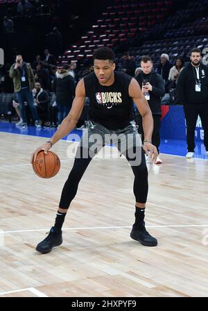 Giannis Antetokounmpo #34 und Teamkollege der Milwaukee Bucks schießen den Ball während des Trainings Stockfoto