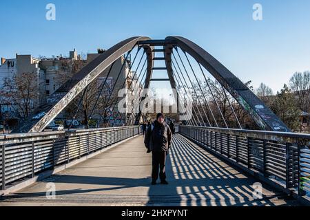 Die Fußgängerbrücke Schwedter Steg verbindet die Behmstraße und die Kopenhagener straße in der Nähe des Mauerparks, Berlin Stockfoto