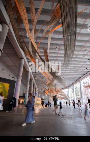 SYDNEY, March 14, 2022 (Xinhua) -- Menschen besuchen die Biennale von Sydney 'rivus' in der Art Gallery of New South Wales (NSW) in Sydney, Australien, am 13. März 2022. Die Biennale von Sydney 23. findet vom 12. März bis 13. Juni statt, wobei mehr als 330 Kunstwerke von über 80 Teilnehmern während der Veranstaltung präsentiert werden. (Foto von Hu Jingchen/Xinhua) Stockfoto