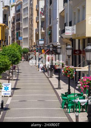 ESTEPONA, ANDALUSIEN, SPANIEN - MAI 5 : Straßenszene in Estepona Spanien am 5. Mai 2014. Zwei nicht identifizierte Personen. Stockfoto