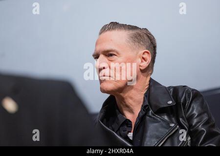 Hagen, Deutschland. 14. März 2022. Der kanadische Musiker Bryan Adams sitzt im Osthaus Museum Hagen. Die Retrospektive 'Exposed' von Adams zeigt 180 Fotografien des Musikers, der seit vielen Jahren nicht nur internationale Showstars, sondern auch Kriegsveteranen und Obdachlose porträtiert. Quelle: Rolf Vennenbernd/dpa/Alamy Live News Stockfoto