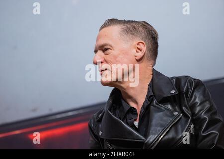 Hagen, Deutschland. 14. März 2022. Der kanadische Musiker Bryan Adams sitzt im Osthaus Museum Hagen. Die Retrospektive 'Exposed' von Adams zeigt 180 Fotografien des Musikers, der seit vielen Jahren nicht nur internationale Showstars, sondern auch Kriegsveteranen und Obdachlose porträtiert. Quelle: Rolf Vennenbernd/dpa/Alamy Live News Stockfoto