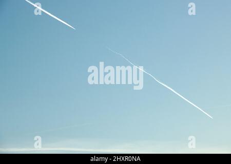 Am frühen Morgen hinterlassen die transatlantischen Nachtflugzeuge ihre Spuren in der oberen Atmosphäre, wenn sie sich den britischen Flughäfen nähern Stockfoto