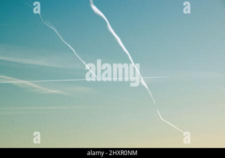 Am frühen Morgen hinterlassen die transatlantischen Nachtflugzeuge ihre Spuren in der oberen Atmosphäre, wenn sie sich den britischen Flughäfen nähern Stockfoto