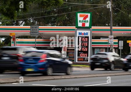 Sydney. 14. März 2022. Das Foto vom 14. März 2022 zeigt eine Tankstelle in Sydney, Australien. Der jüngste Bericht zur Überwachung des Kraftstoffs, der am Montag von der Australian Competition and Consumer Commission (ACCC), der Verbraucherschutzbehörde des Landes, veröffentlicht wurde, ergab, dass die durchschnittlichen Einzelhandelspreise für Benzin in den fünf größten australischen Städten: Sydney, Melbourne, Brisbane, Adelaide und Perth erreichten Ende Februar 2022 182,4 Cent pro Liter (rund 132,4 US-Cent), das höchste inflationsbereinigte (reale) Niveau seit 2014. Quelle: Bai Xuefei/Xinhua/Alamy Live News Stockfoto