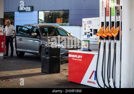 Sydney. 14. März 2022. Das Foto vom 14. März 2022 zeigt eine Tankstelle in Sydney, Australien. Der jüngste Bericht zur Überwachung des Kraftstoffs, der am Montag von der Australian Competition and Consumer Commission (ACCC), der Verbraucherschutzbehörde des Landes, veröffentlicht wurde, ergab, dass die durchschnittlichen Einzelhandelspreise für Benzin in den fünf größten australischen Städten: Sydney, Melbourne, Brisbane, Adelaide und Perth erreichten Ende Februar 2022 182,4 Cent pro Liter (rund 132,4 US-Cent), das höchste inflationsbereinigte (reale) Niveau seit 2014. Quelle: Bai Xuefei/Xinhua/Alamy Live News Stockfoto