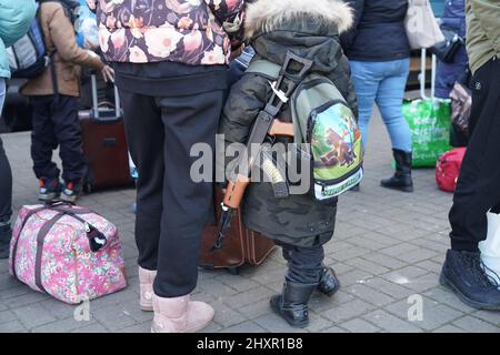 Lviv, Ukraine. 14. März 2022. Ukrainische Flüchtlinge ziehen am 14. März 2022 durch den Bahnhof von Lemberg. Seit Beginn der russischen Invasion vor fast drei Wochen haben mehr als 2,5 Millionen Menschen die Ukraine verlassen. (Bild: © Bryan Smith/ZUMA Press Wire) Stockfoto