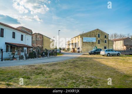 FRATTA POLESINE, ITALIEN 14. MÄRZ 2022: Kleines Dorf mitten in der Landschaft mit Häusern Stockfoto