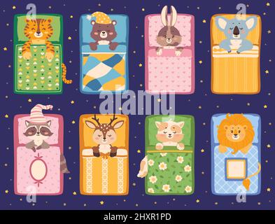 Niedliche Babytiere, die im Bett schlafen, schläfrige Tierfiguren. Cartoon Bär, Katze, Hase, Tiger liegen unter einer gemütlichen Decke und Kissen Vektor-Set. Schlafenszeit, schlafender, lustiger Waschbär und Hirsch Stock Vektor