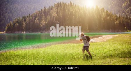 Professioneller Fotograf fotografiert die Landschaft am Bergsee. Zabljak, Durmitor, Montenegro Stockfoto