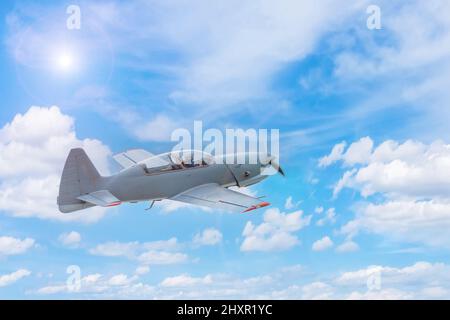 Ein-Propeller-Flugzeug fliegt über den blauen Himmel Stockfoto