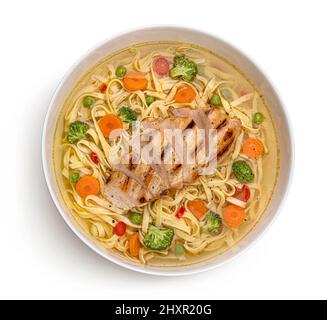 Udon-Nudeln mit gegrilltem Huhn, Instant-Suppe mit Gemüse Stockfoto