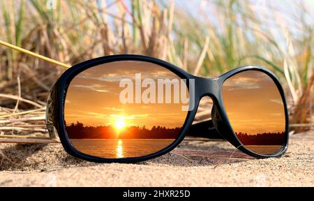 Strahlender Sonnenuntergang auf Sonnenbrillen im Sand am Station Beach in Kincardine, Ontario, Kanada Stockfoto